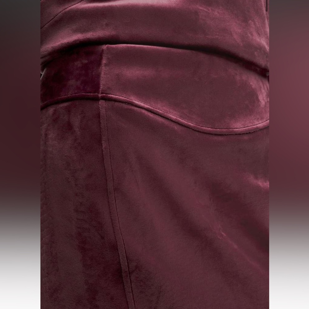 Lululemon Scuba High-Rise Mini Skirt *Velvet
Garnet - Picture 4 of 6